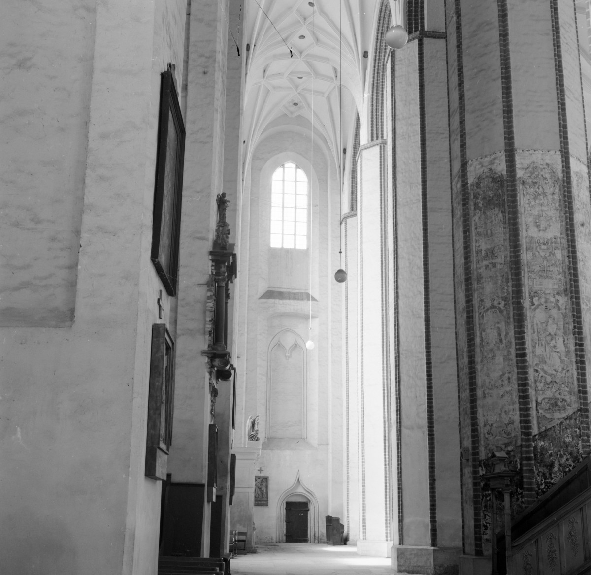 archikatedra pw. Świętej Trójcy - wnętrze: nawa boczna, skan 1
