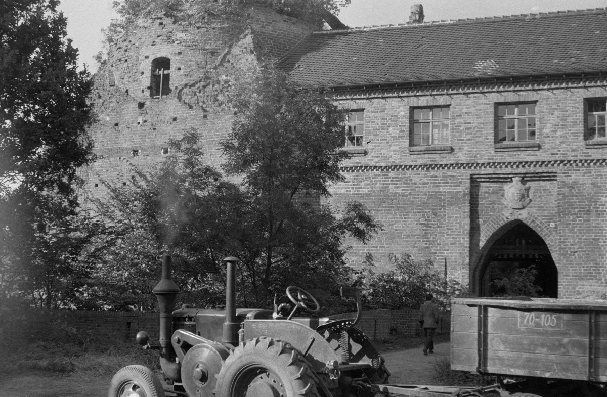 zamek - elewacja, brama, traktor Ursus C-451W, skan 1