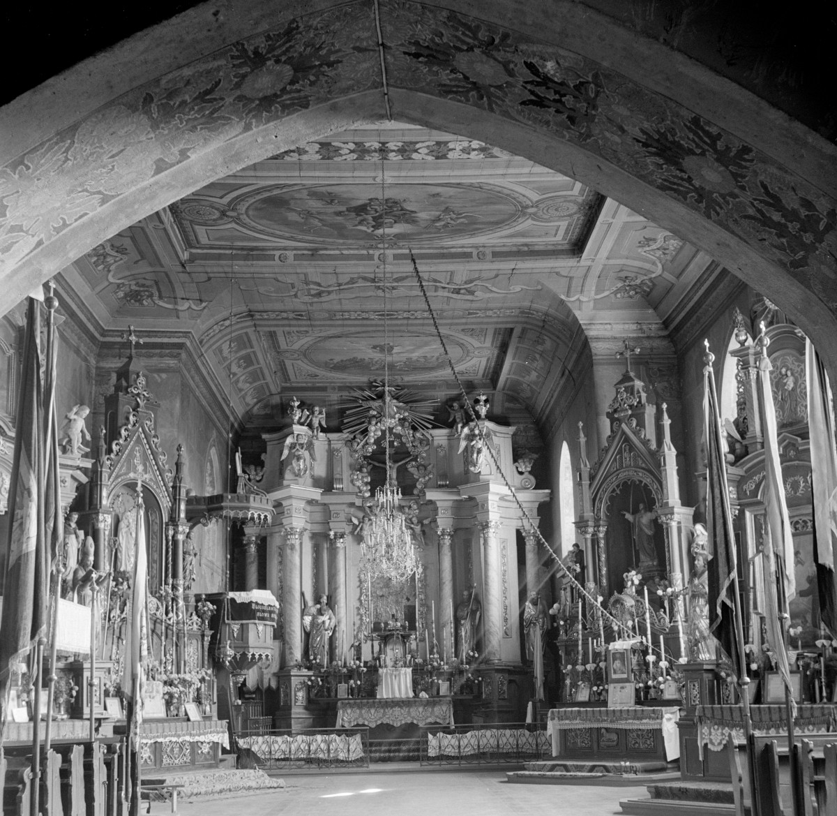 kościół parafialny pw. św. Bartłomieja Apostoła - wnętrze prezbiterium, skan 1