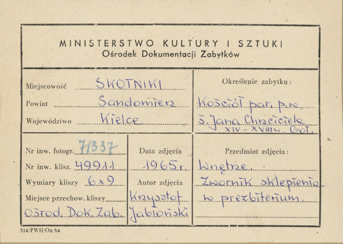 Kościół parafialny - wnętrze, zwornik sklepienia w prezbiterium - metryczka, skan 1