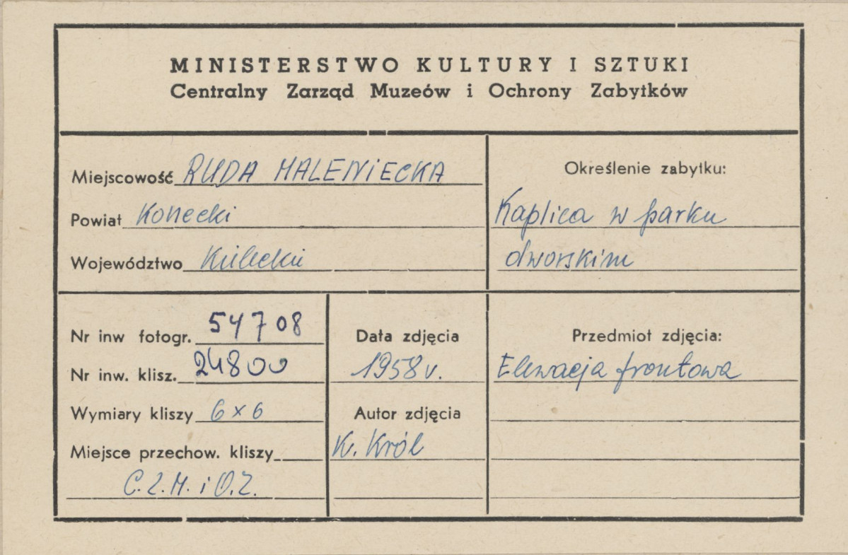 Zespół dworski, kaplica - widok na fasadę - metryczka, skan 1