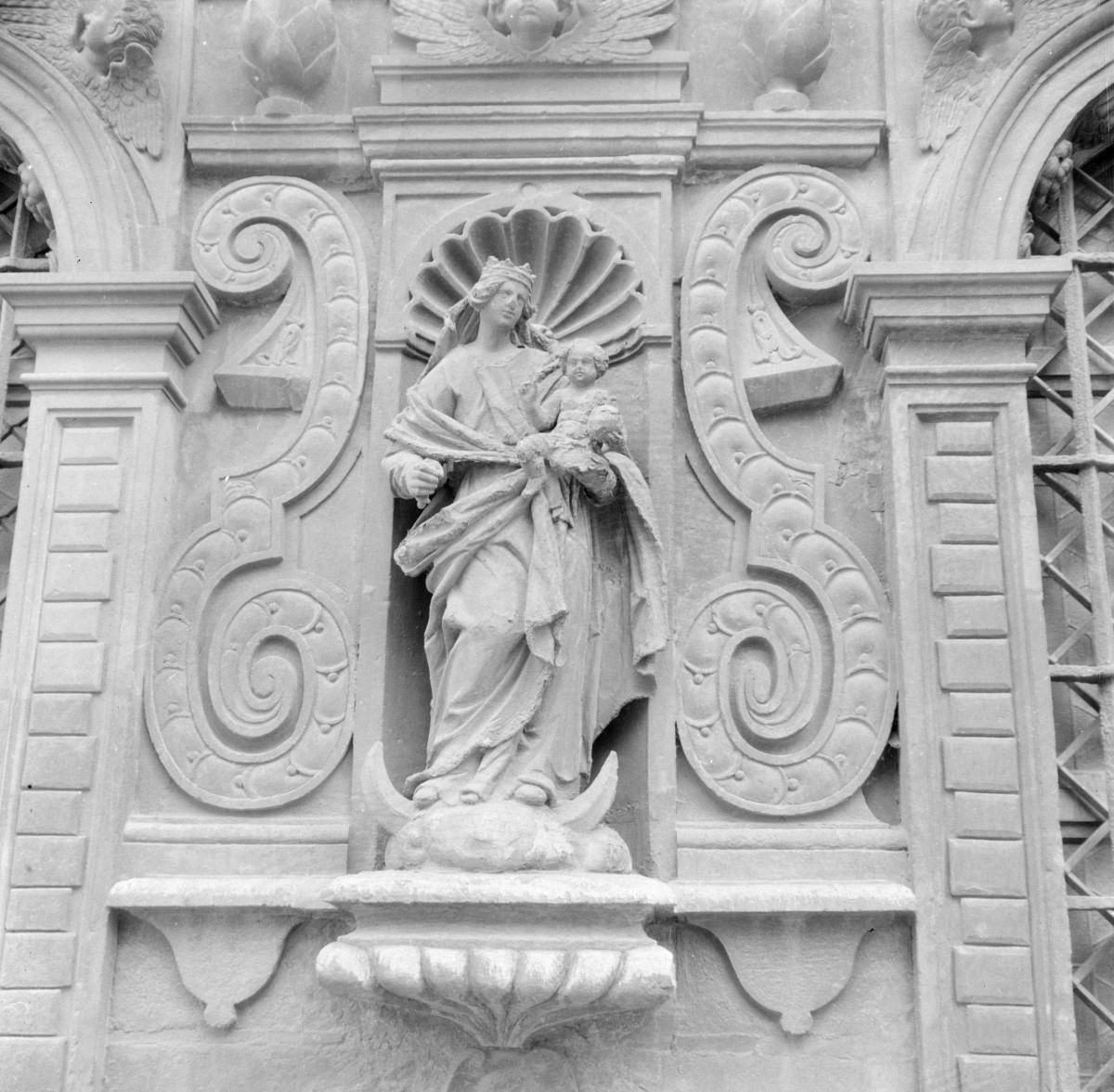 kościół Niepokalanego Poczęcia Najświętszej Maryi Panny - elewacja skarbca z figurą M.B. z Dzieciątkiem, skan 1