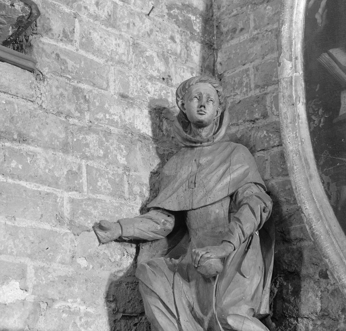kościół pw. Ducha Świętego - wnętrze - rzeźba św. zakonnika z XVIII w., skan 1