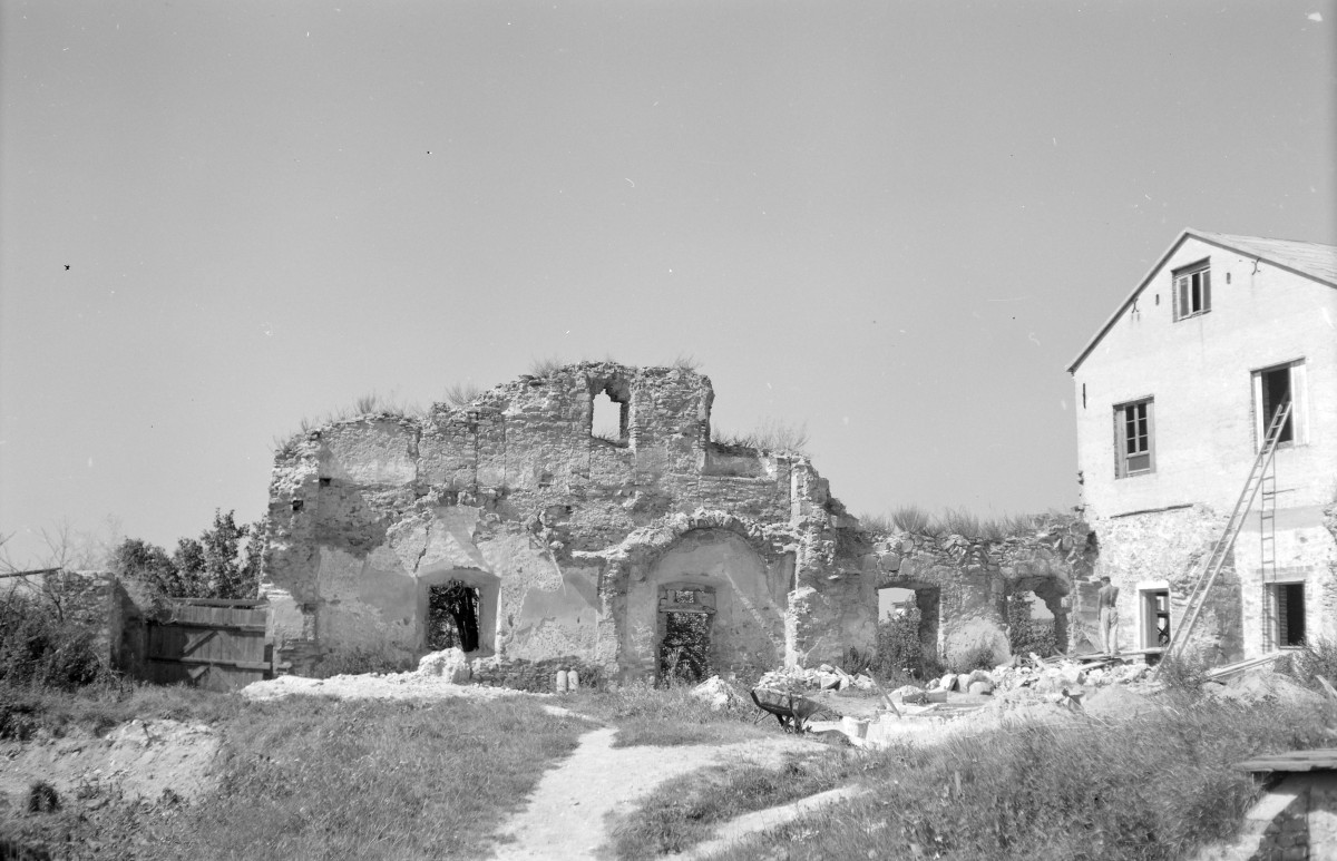 klasztor bernardynów, kościół pw. Wniebowzięcia Najświętszej Marii Panny - fragment ruin skrzydła klasztornego, skan 1