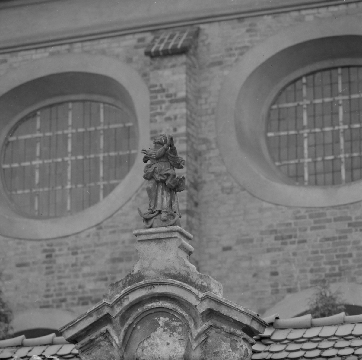 kościół św. Józefa - kaplica św. Krzyża, portal i figurka na jego zwieńczeniu, skan 1