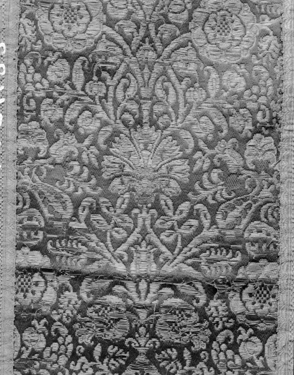 kościół pw. Wniebowzięcia Najświętszej Maryi Panny i św. Zygmunta - Muzeum Diecezjalne - zbiory - ornat czerwony - fragment, skan 1