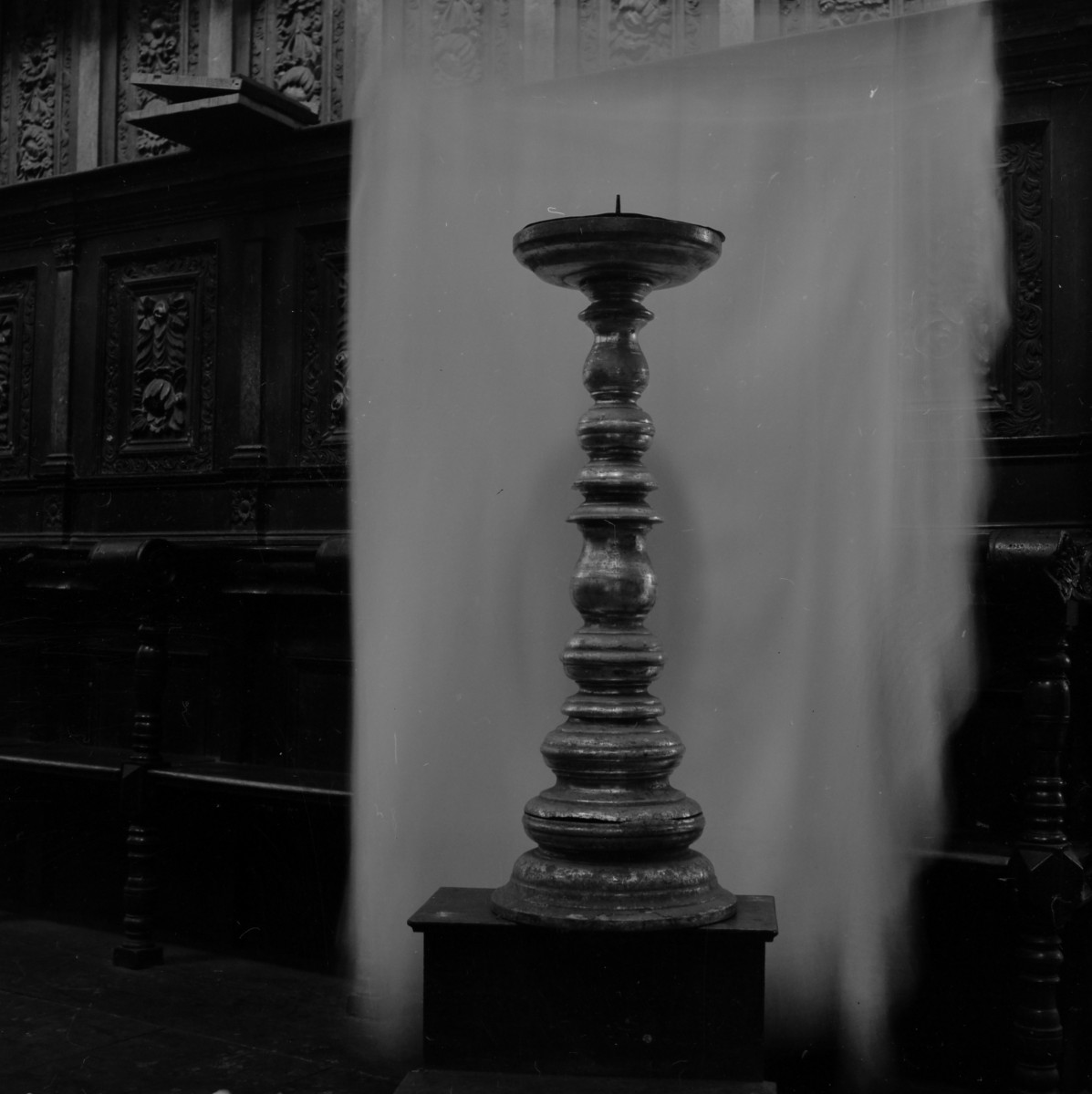 Bazyliki Wniebowzięcia NMP - wnętrze: lichtarz mosiężny, skan 1