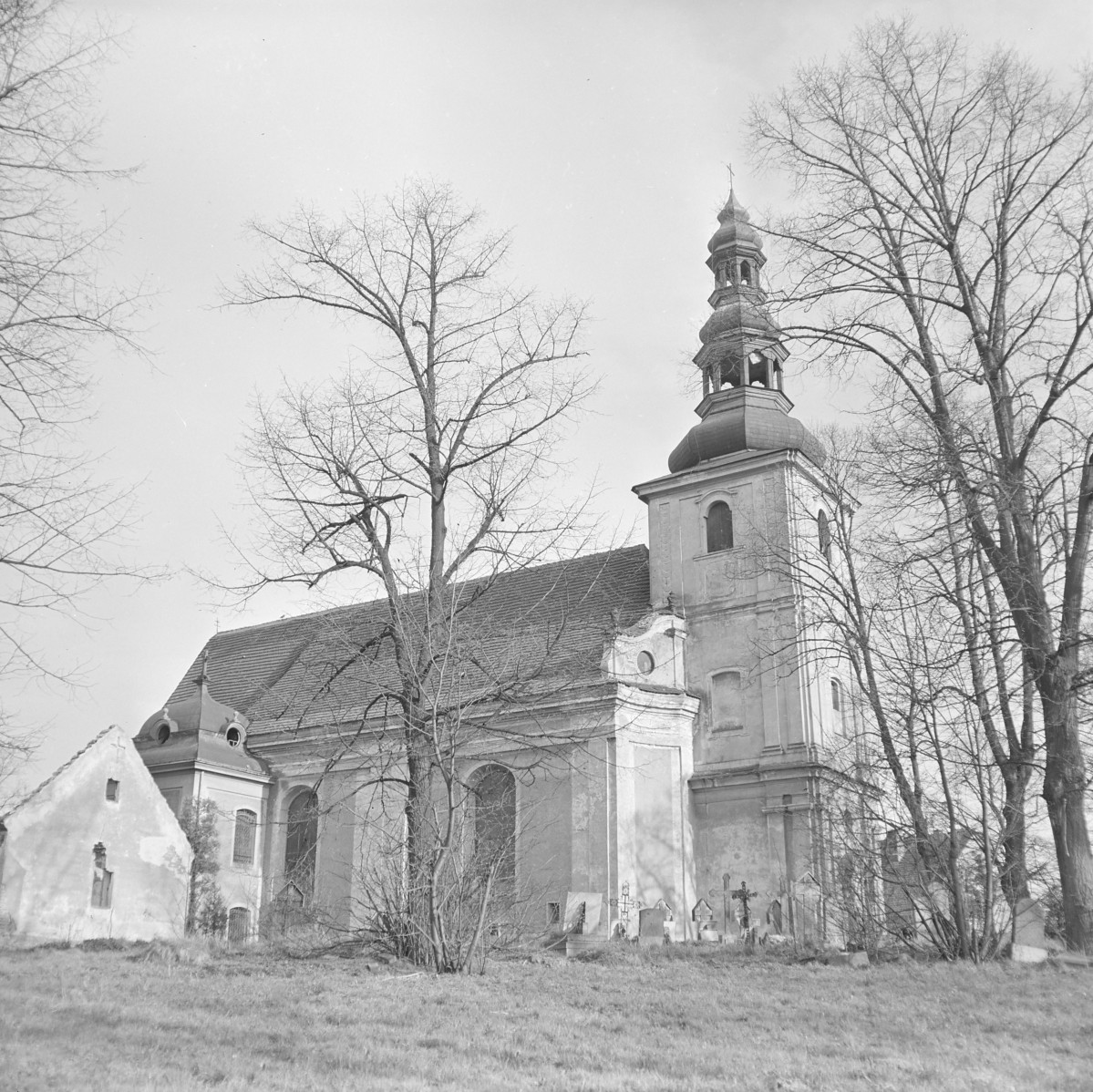 Kościół par. pw. św. Jadwig - widok ogólny. , skan 1