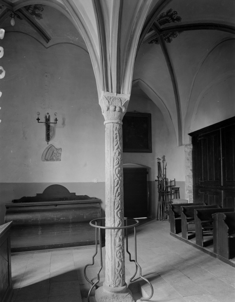 Kościół pw. Świętej Trójcy - Kaplica św. Barbary. Kolumna romańska z ornamentem roślinnym., skan 1