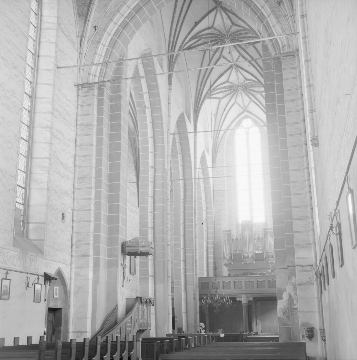 Kościół pod wezwaniem św. Jakuba i św. Mikołaja - wnętrze: prezbiterium z widocznym sklepieniem krzyżowym. Po lewej stronie ambona. Oś widokowa na emporę oraz prospekt organowy., skan 1