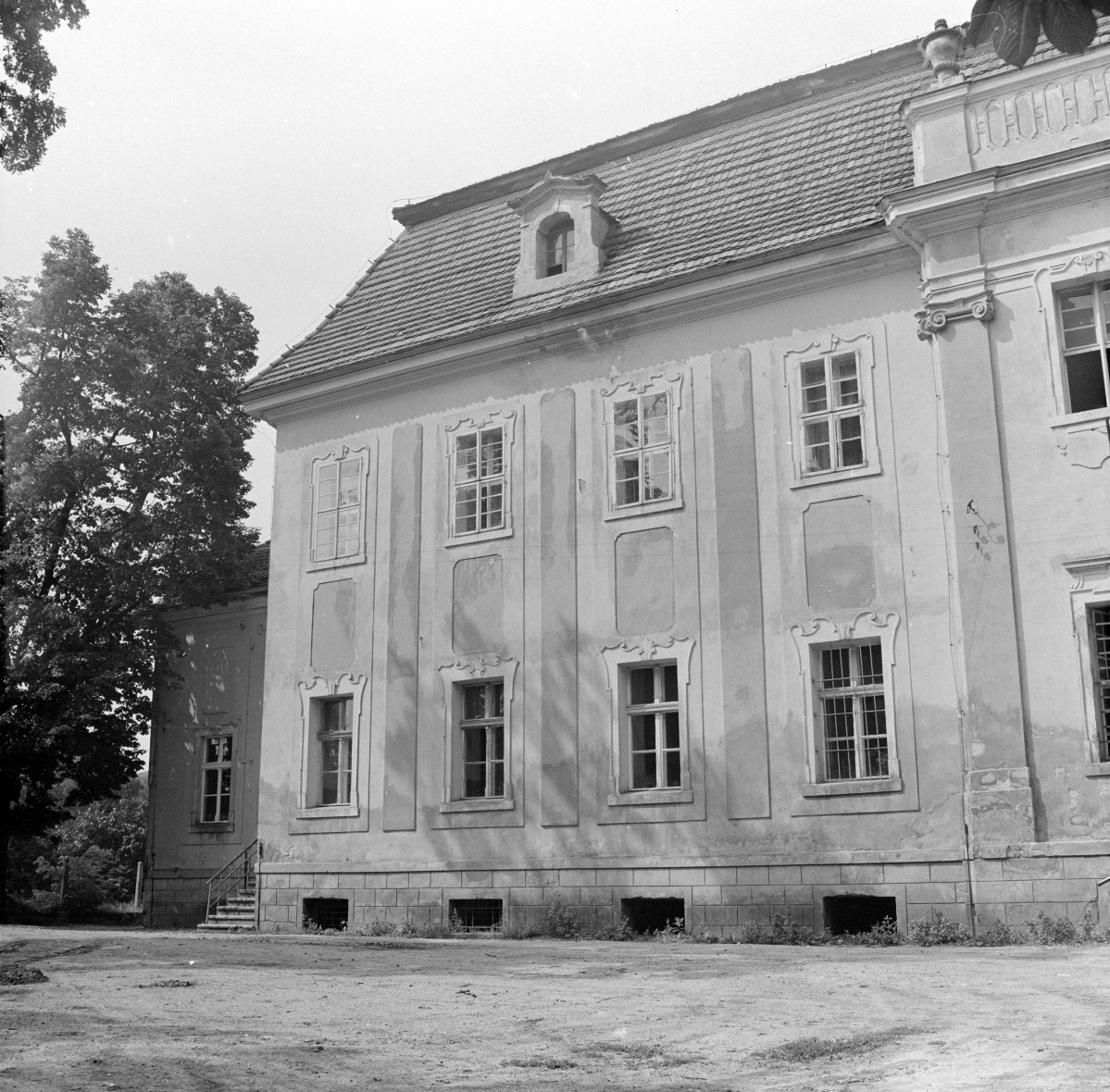 pałac, 1. połowa XVIII w. - elewacja: fragment, skan 1