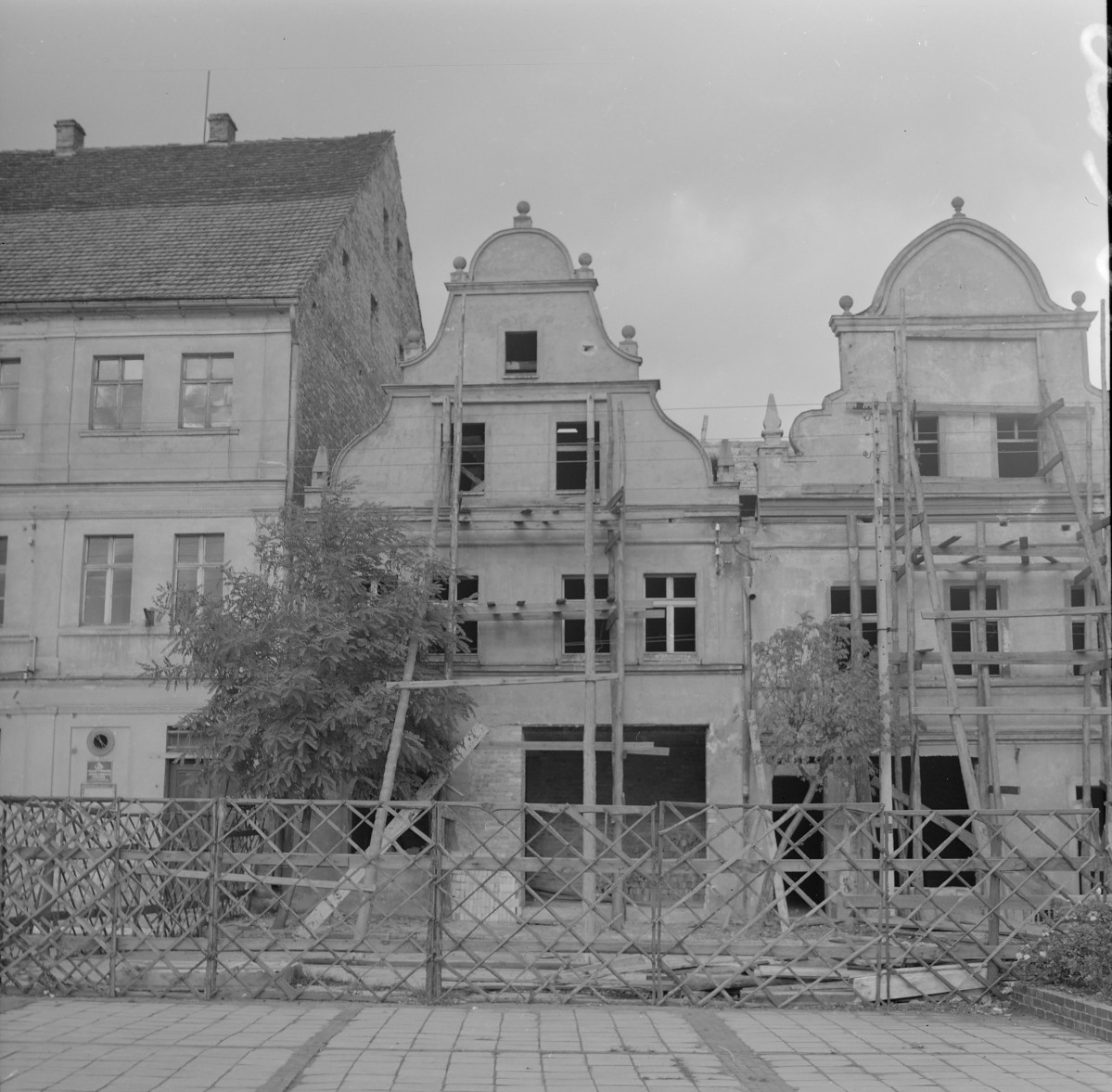 Pierzeja. Kamienica. Elewacja frontowa podczas remontu., skan 1