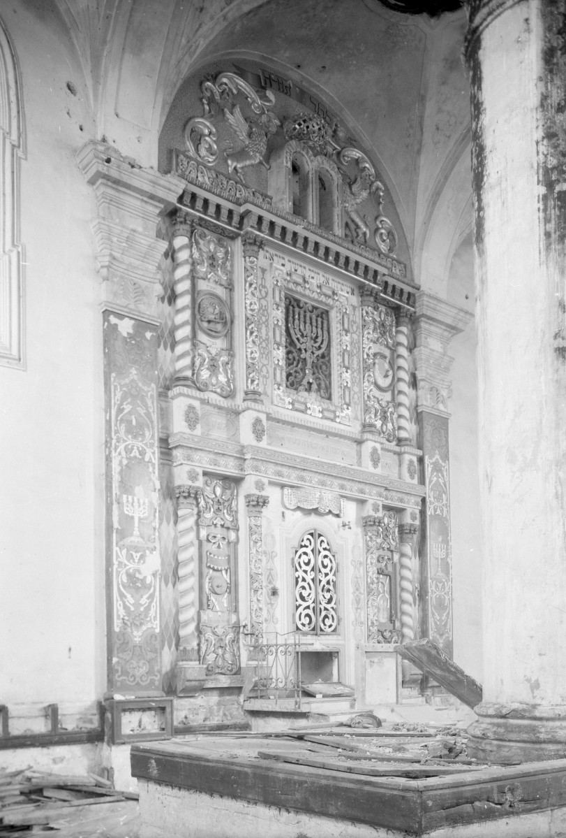 synagoga - wnętrze: bima, skan 1