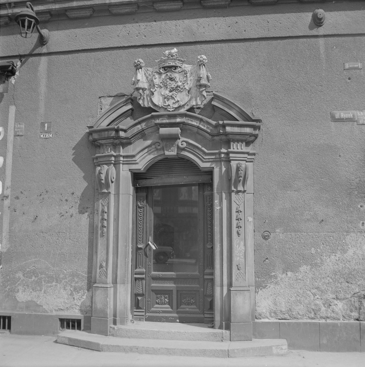 rynek miejski - kamienica - elewcja frontowa - portal, skan 1
