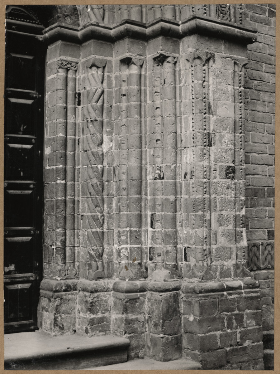  Zespół klasztorny Dominikanów - fragment głównego portalu kościoła, skan 1