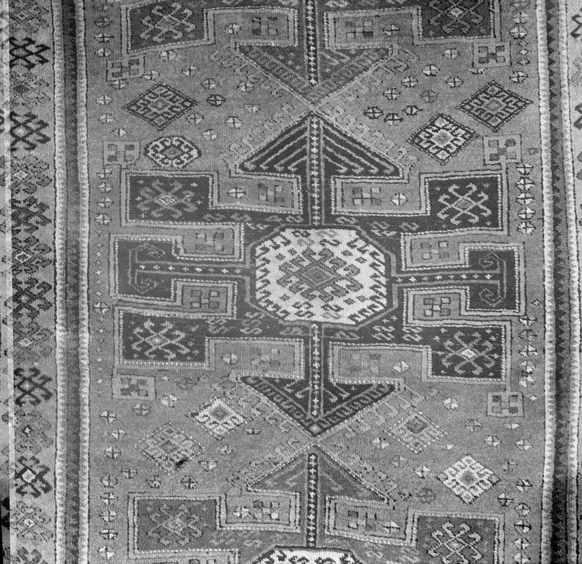 Muzeum Narodowe - Kobierzec typu "Yuruk" XVIII wiek. Medalion centralny., skan 1