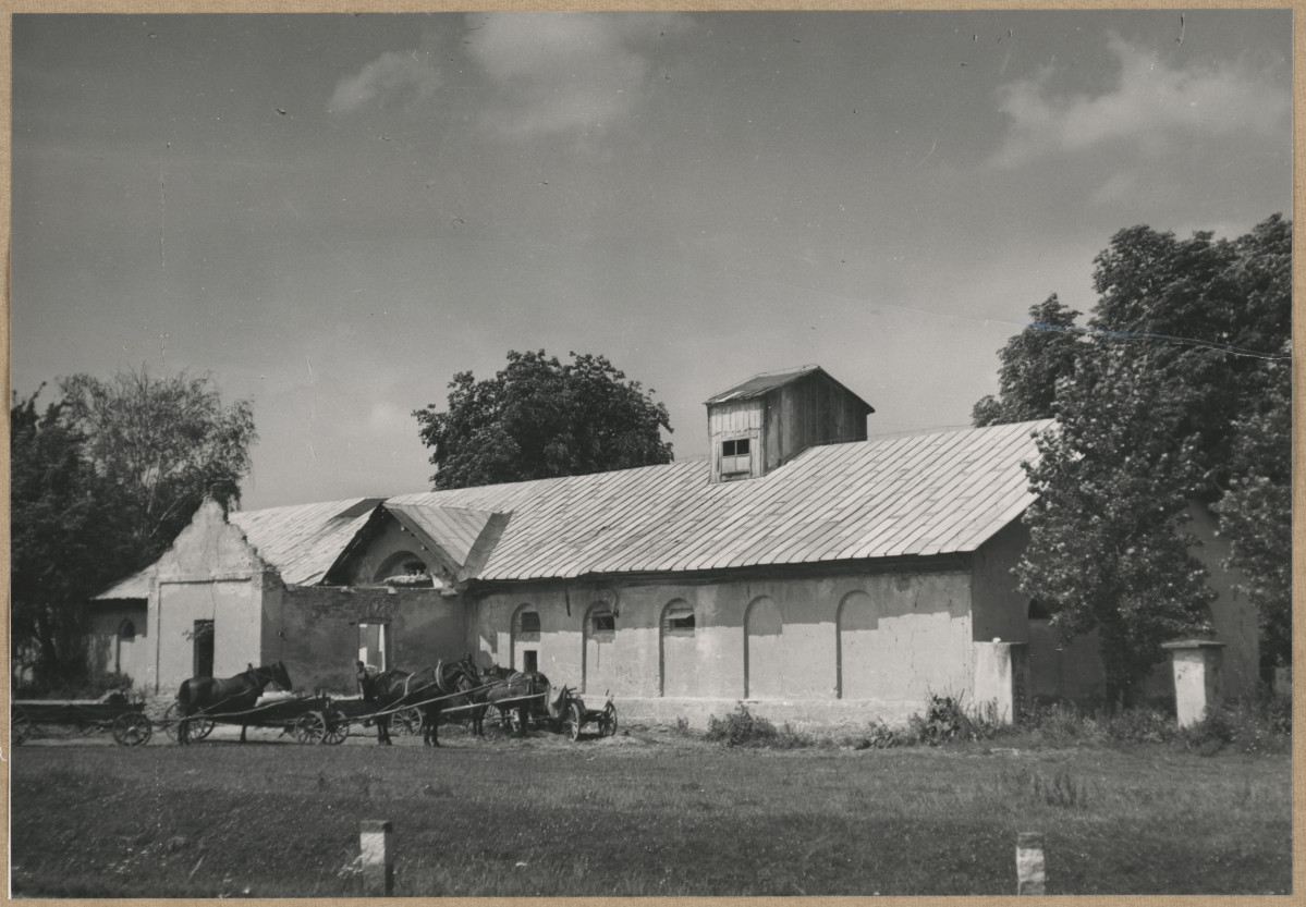 Zespół XIX w. zakładu przemysłowego - budynek stajni i magazynów, widok ogólny,

, skan 1