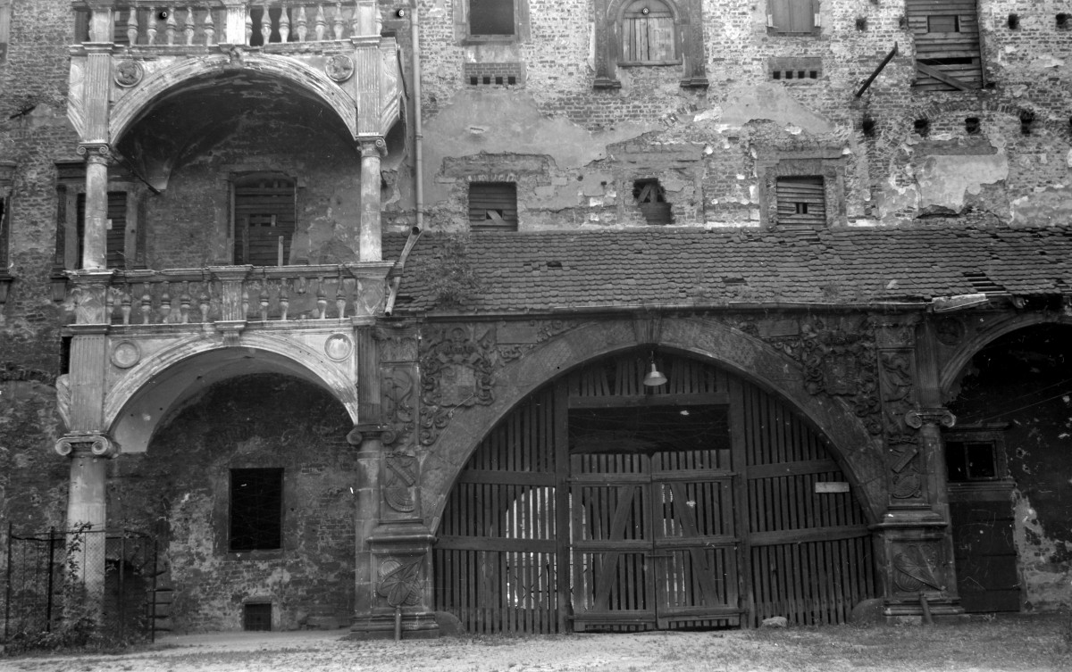 zamek z bramą - dziedziniec, brama, skan 1