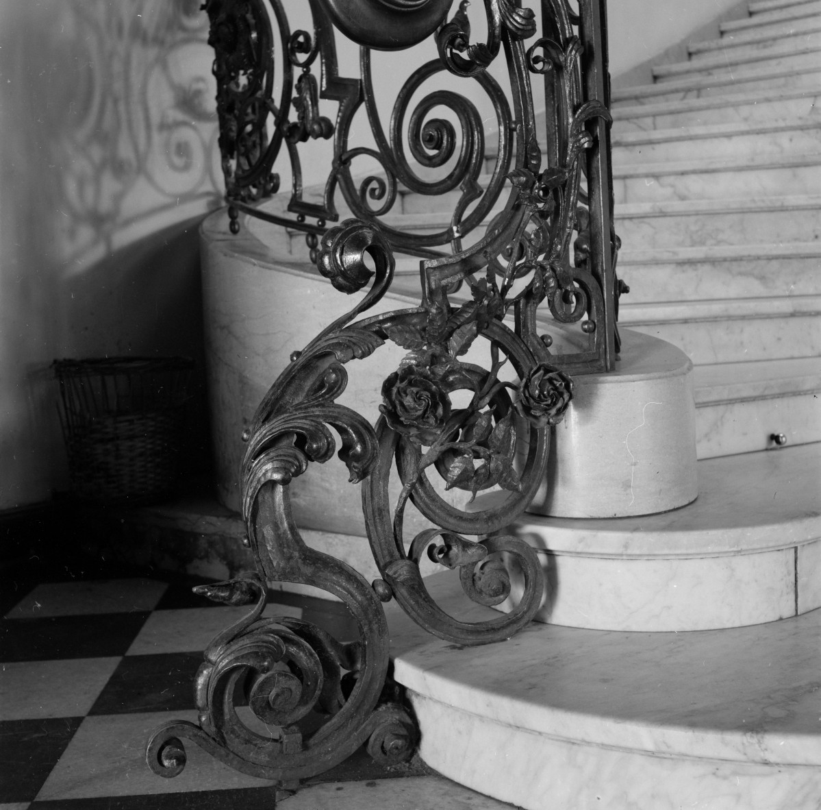 pałac von Strachwitzów - wnętrze - parter - hall - schody - balustrada - fragment przy początku biegu, skan 1
