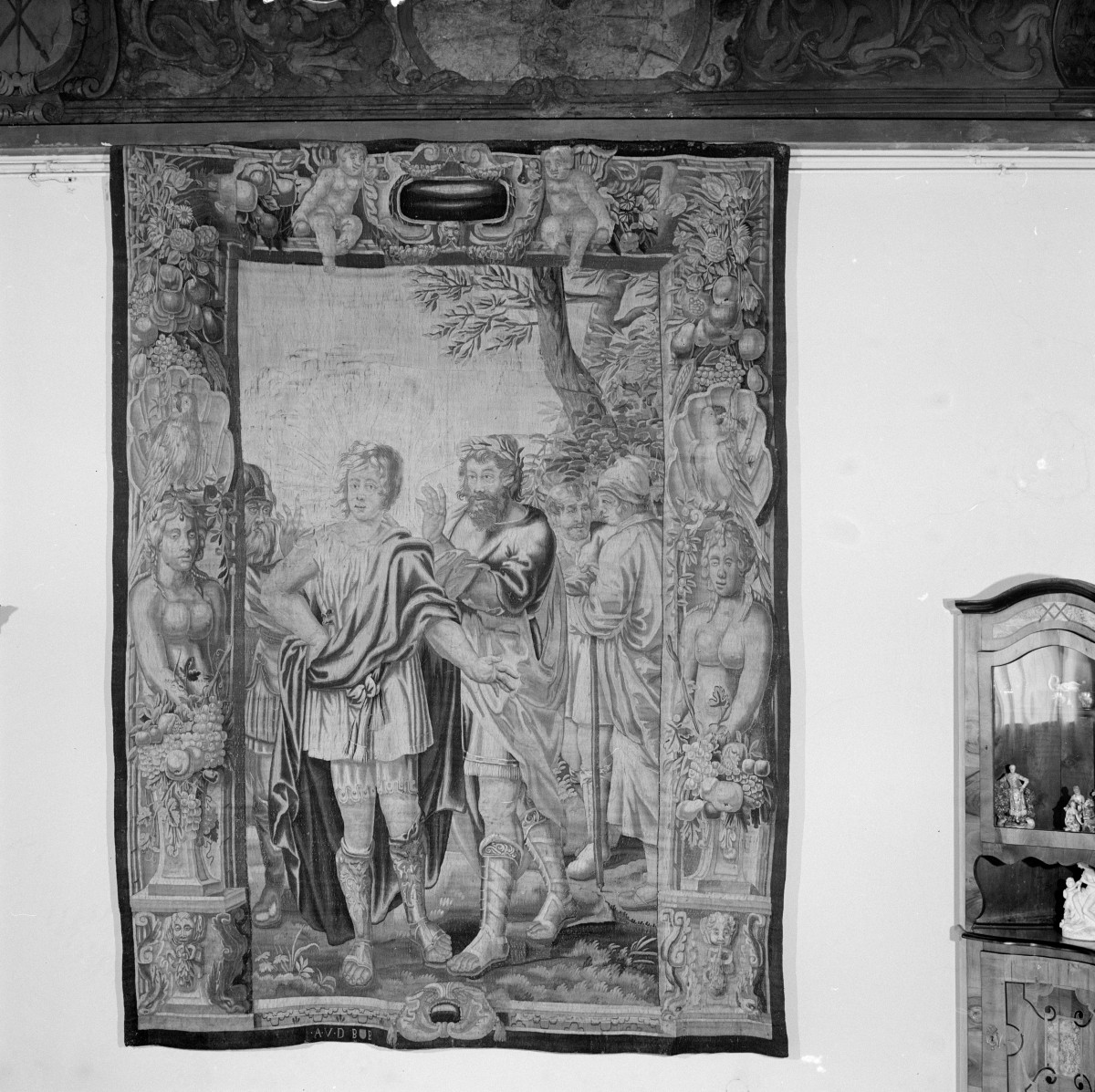 Muzeum Narodowe - Gobelin "Helios i Faeton".  Scena głów na obramiona jest szeroką, bogatą bordiurą z kobiecymi hermami, puttami, ptakami w otoczeniu bujnego ornamentu roślinnego: kwiatów i owoców., skan 1