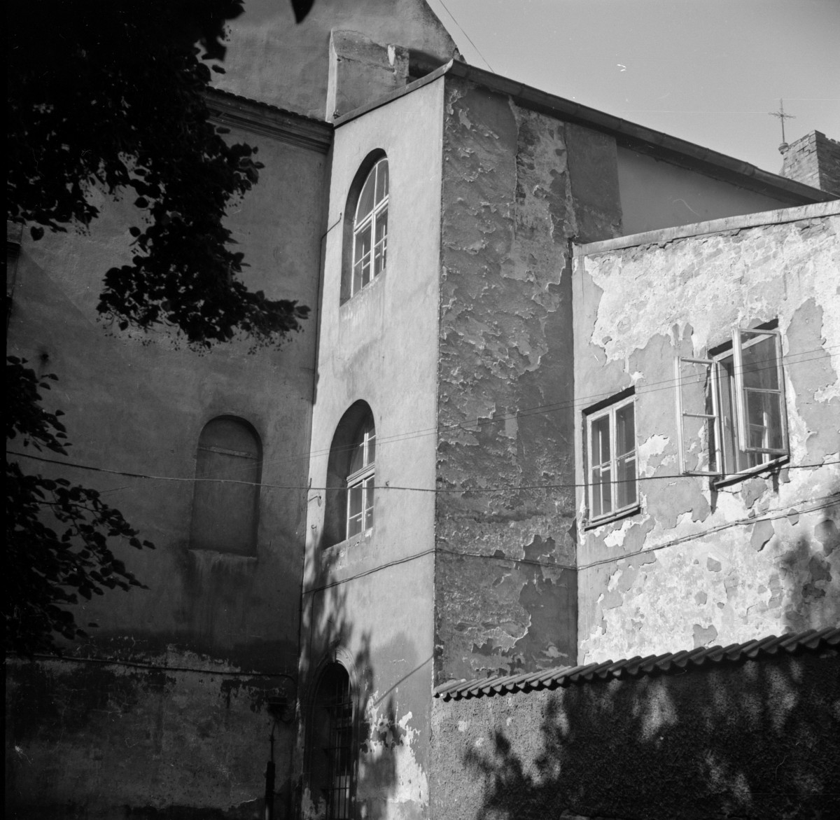 kościół św. Stanisława Biskupa - elewacja południowa fragment, skan 1
