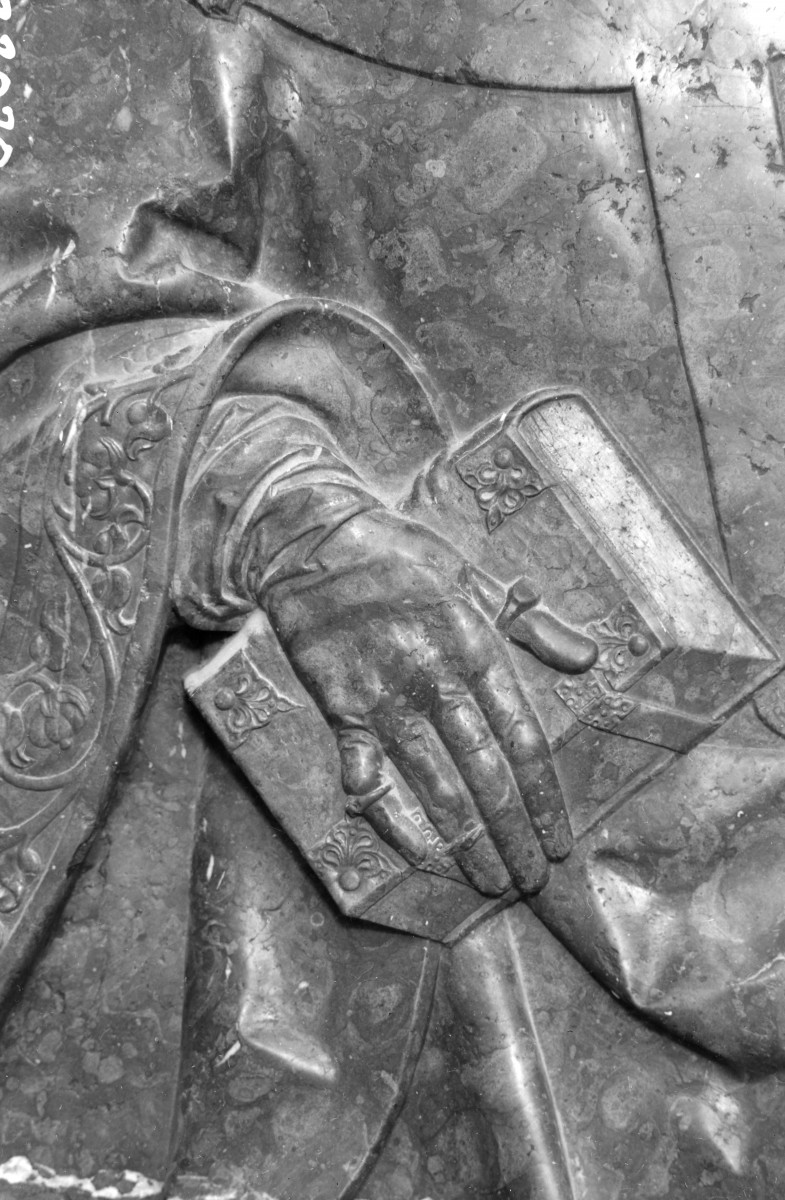 katedra - nawa główna, płyta nagrobna abpa Zbigniewa Oleśnickiego, detale, skan 1