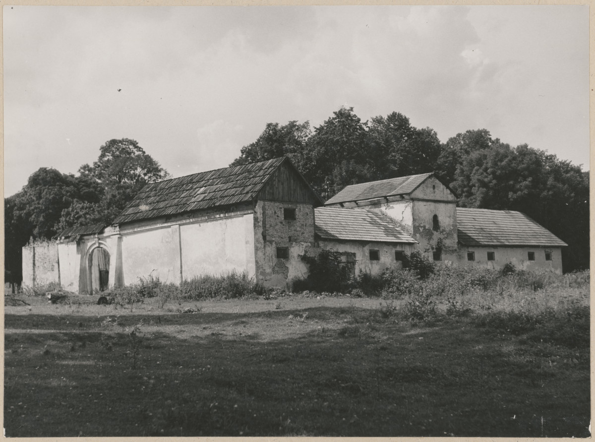 Zabudowania dworskie - stajnie - widok ogólny, skan 1