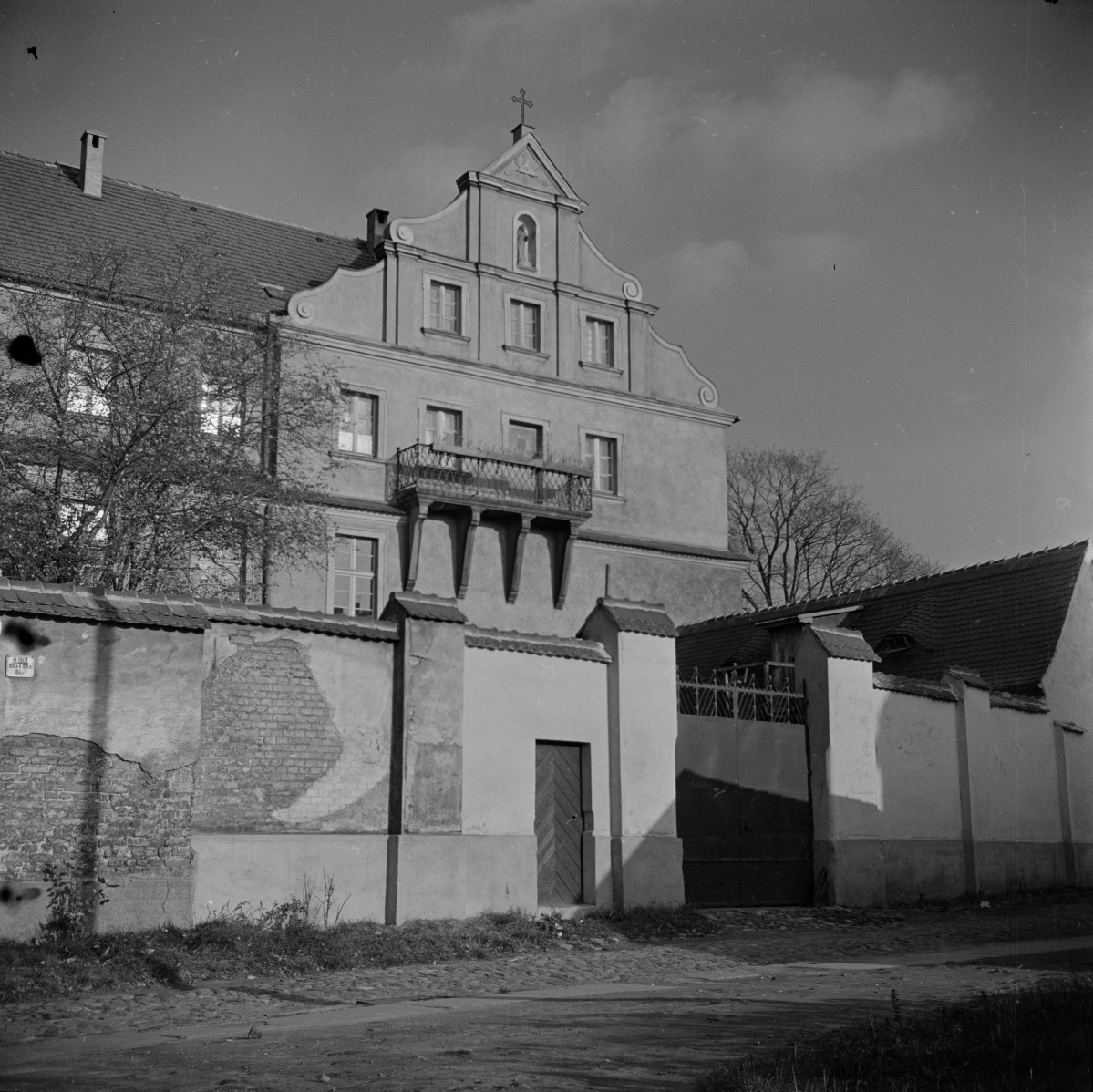klasztor franciszkanów - elewacja, skan 1