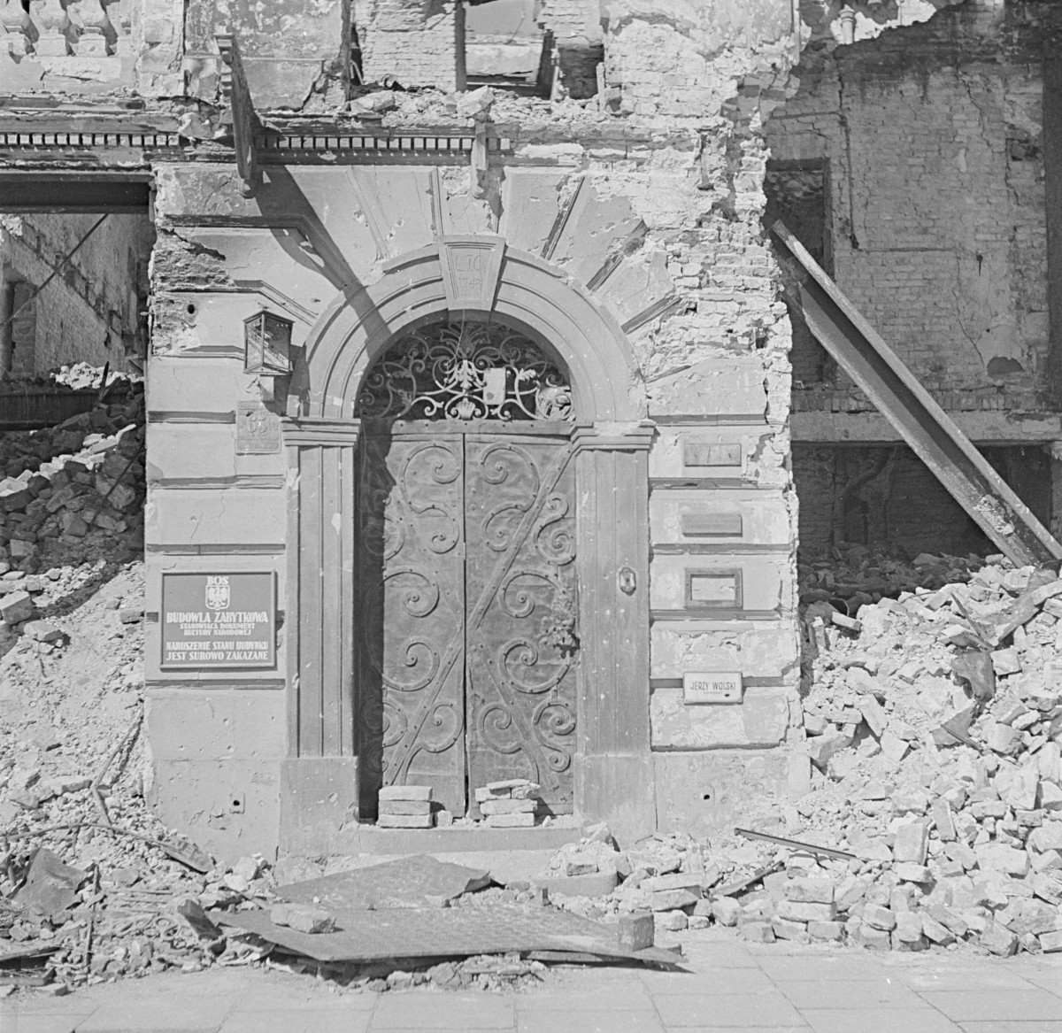 Kamienica Rauzowska. Kompletnie zniszczona elewacja frontowa. Zachowany portal. Profilowany łuk z agrafą., skan 1