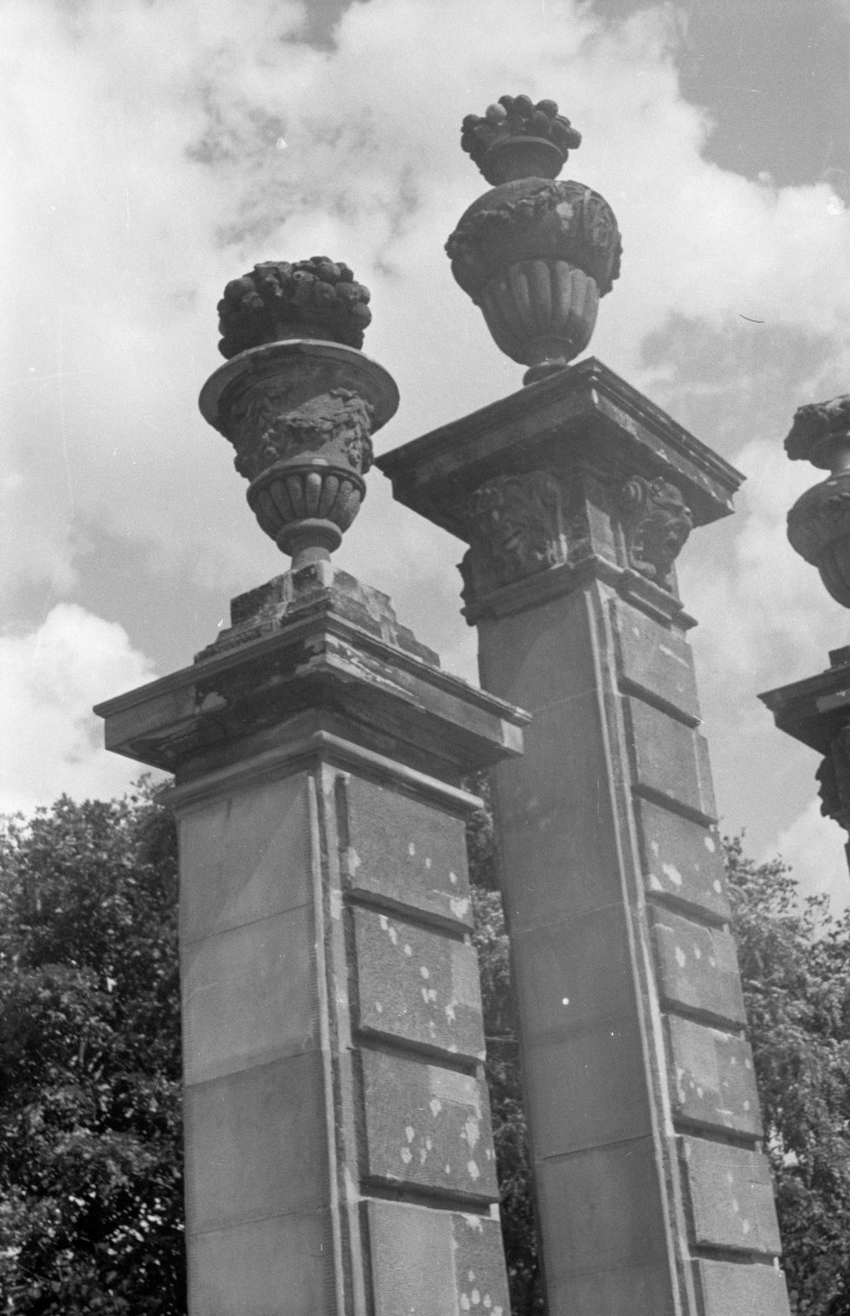 pl. Krasińskich - fragment bramy, skan 1