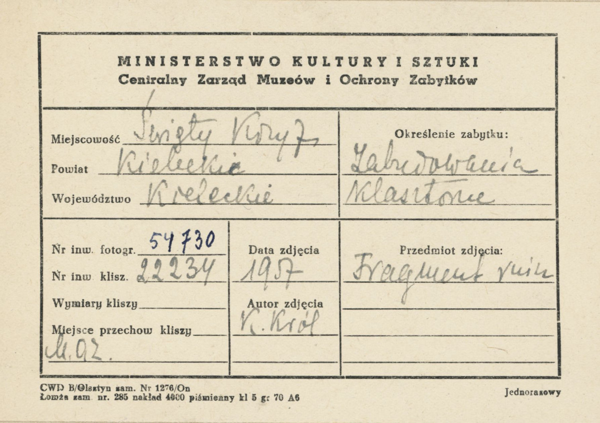 Zespół klasztorny na Świętym Krzyżu - fragment płn. skrzydła klasztoru, widok od strony płn. - zach. - metryczka, skan 1