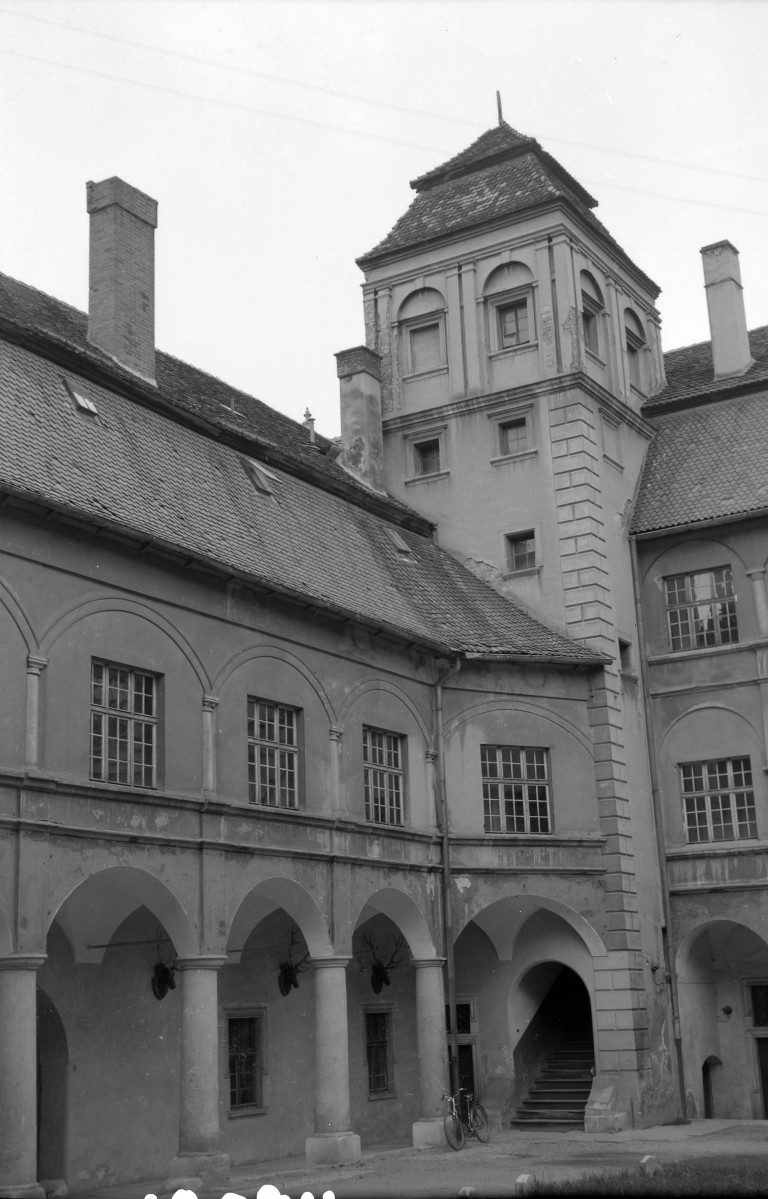zamek książąt opolskich - dziedziniec - fragment naroża północnego z wieżą, skan 1