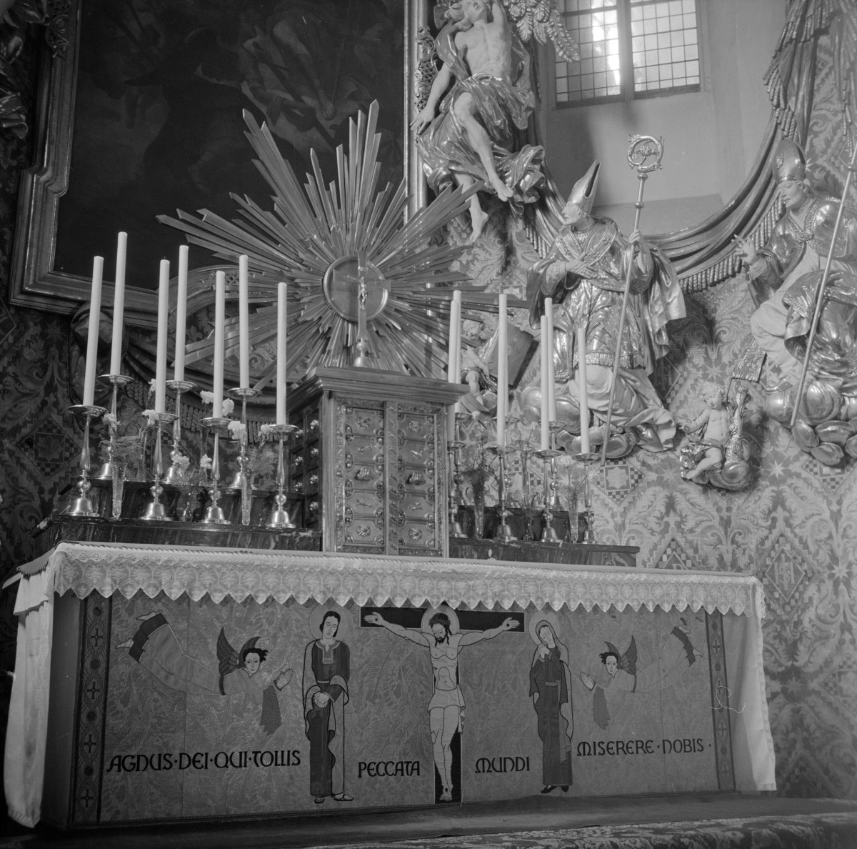 kościół Matki Boskiej Bolesnej i św. Wojciecha - ołtarz, tabernakulum, skan 1
