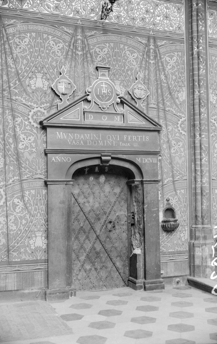 bazylika archikatedralna - wnętrze: portal do zakrystii , skan 1