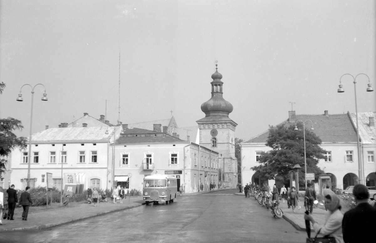 Pierzeja rynku część środkowa z widoczną Wieżą Farną., skan 1