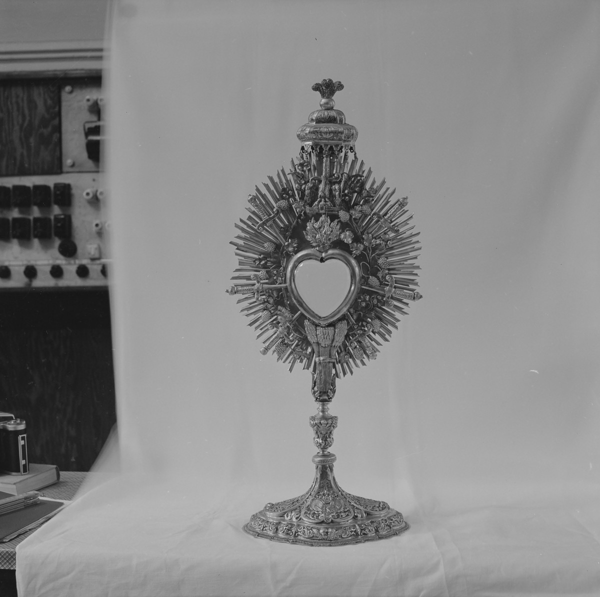 klasztor bożogrobowców - kościół pw. św. Świętych Apostołów Piotra i Pawła - zbiory - monstrancja, skan 1