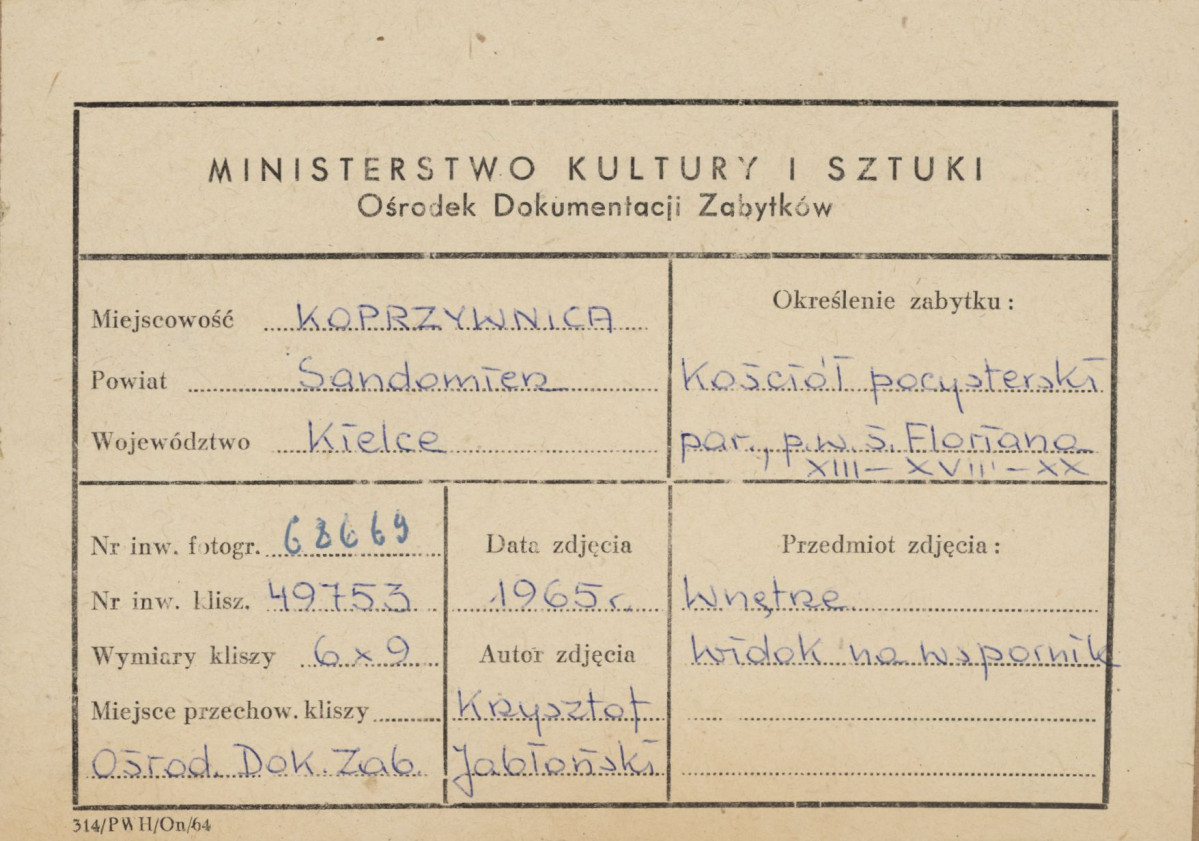 Zespół klasztorny - kościół, wnętrze , widok na wsporniki łuków - metryczka, skan 1