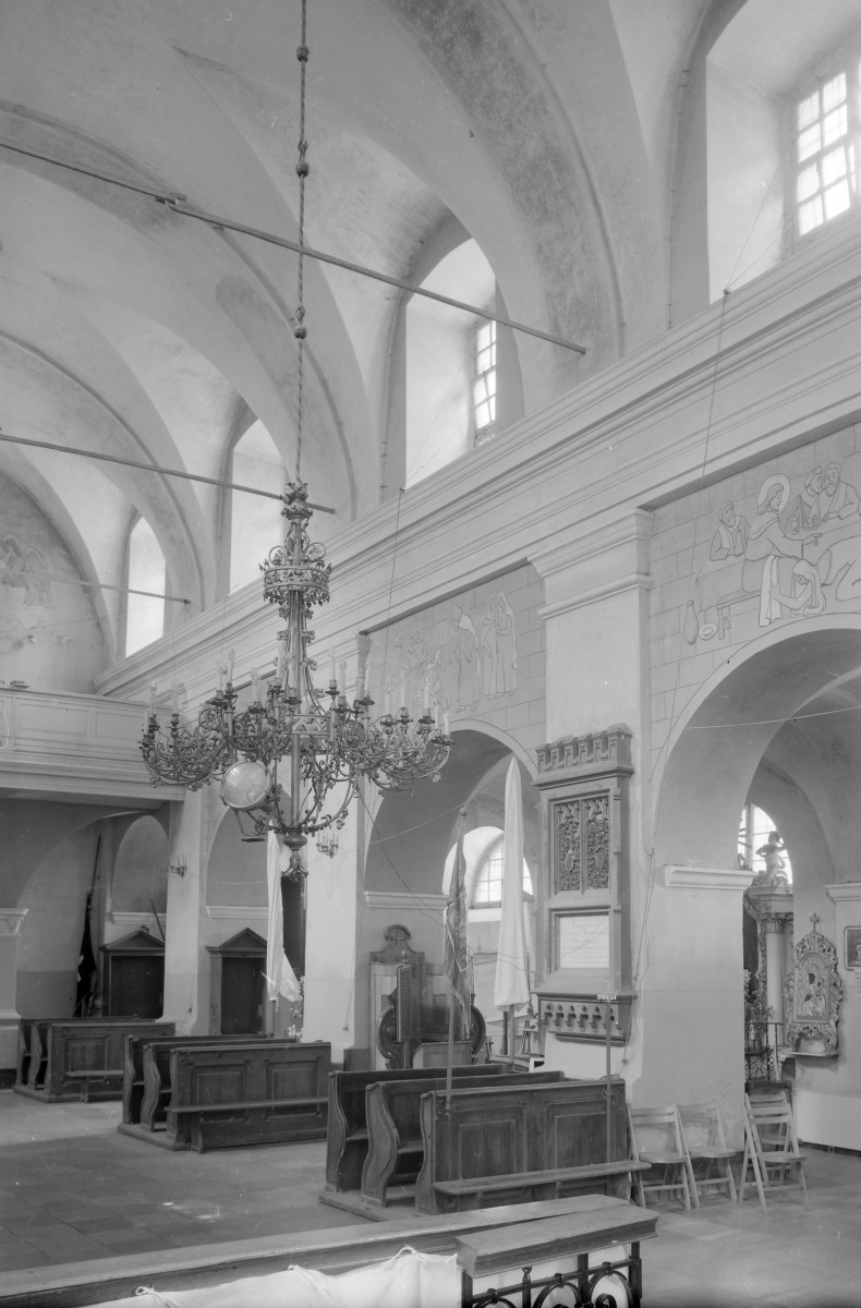 kościół pw. Narodzenia Najświętszej Maryi Panny i św. Michała Archanioła - wnętrze - nawa główna - nawa boczna, skan 1