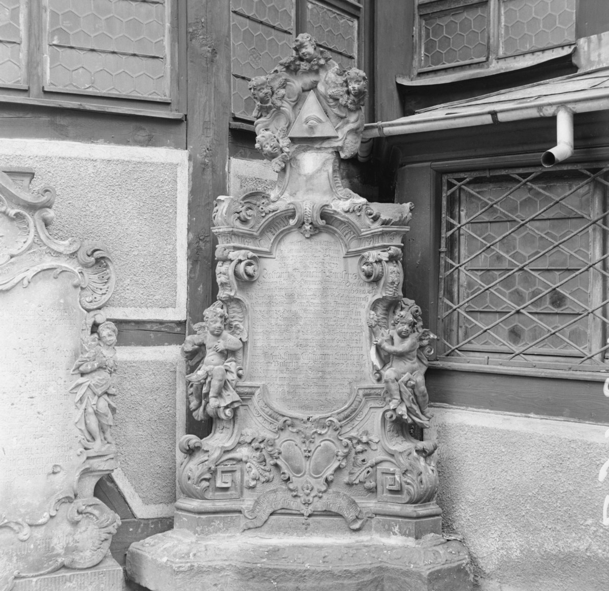 kościół Pokoju im. Trójcy Świętej - elewacja, epitafium, skan 1