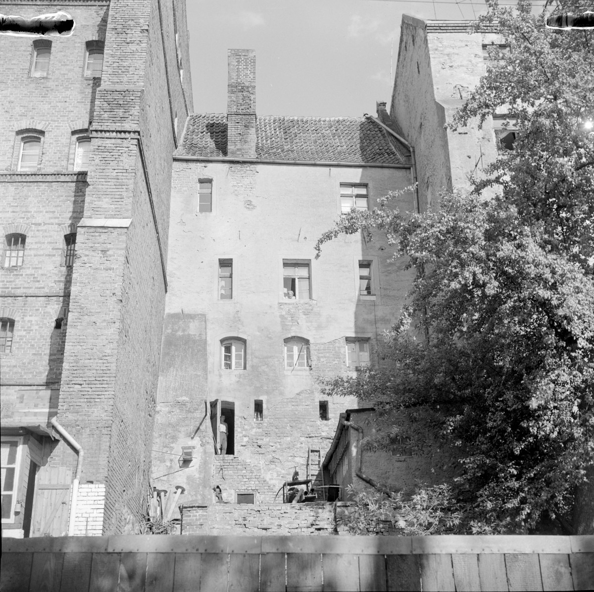 Spichrz gotycki zamieniony na budynek mieszkalny - elewacja , skan 1