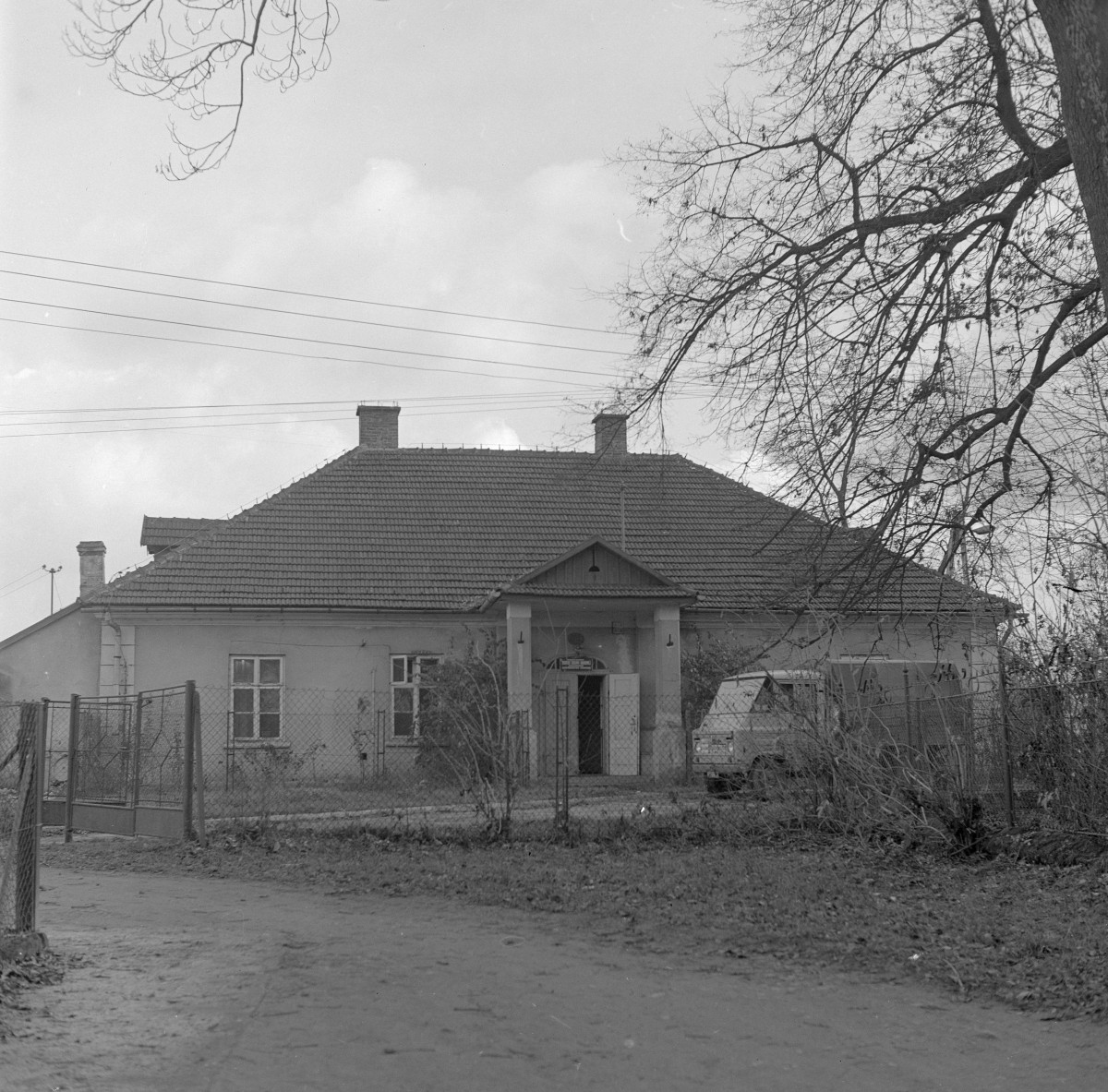 klasztor ss. Mniszek Benedyktynek - folwark klasztorny - dom oficjalisty - elewacja frontowa, skan 1