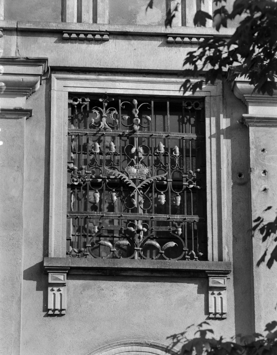 sanktuarium św. Jadwigi Śląskiej - kościół, elewacja oraz krata okienna, skan 1