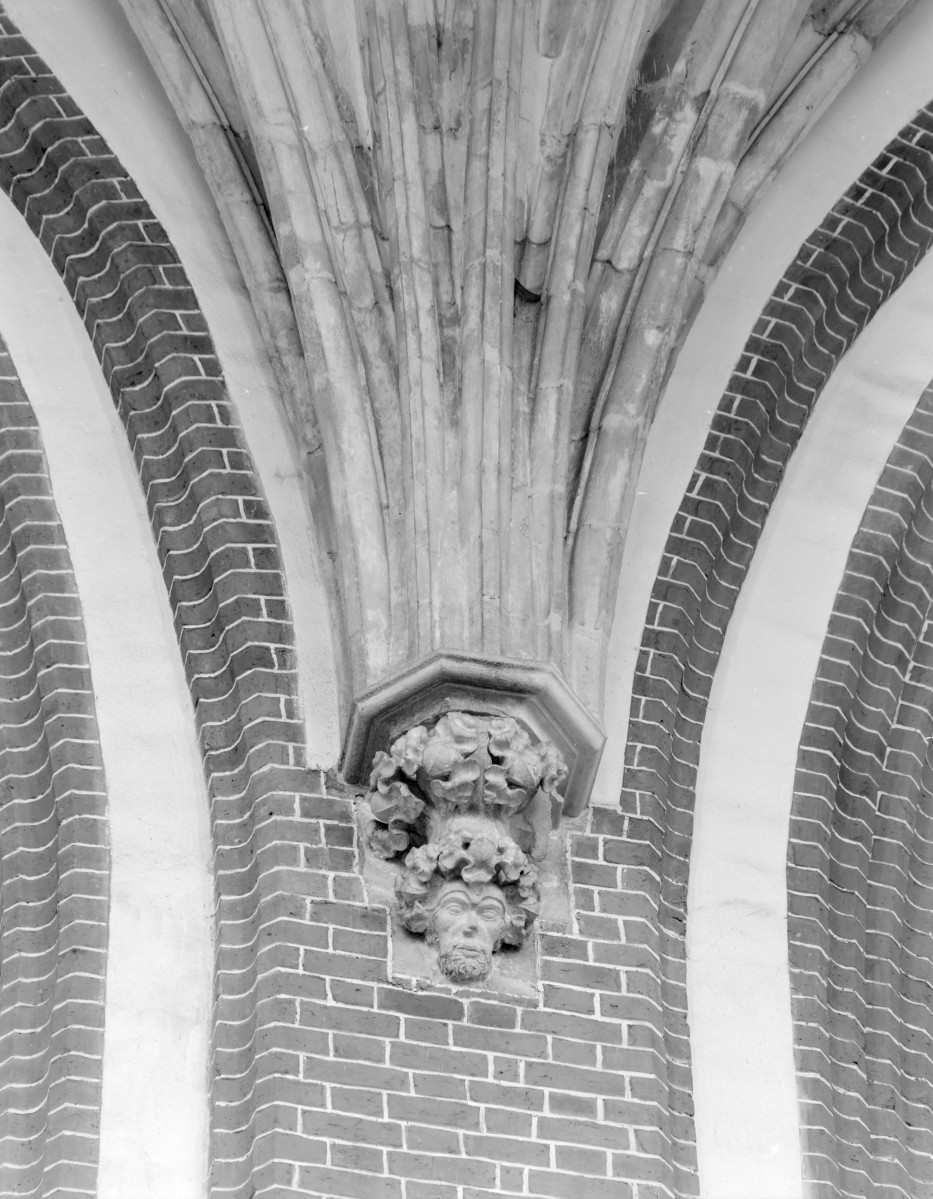 kościół pw. Najświętszej Marii Panny Na Piasku - wnętrze: wspornik i spływ żeber sklepienia, skan 1