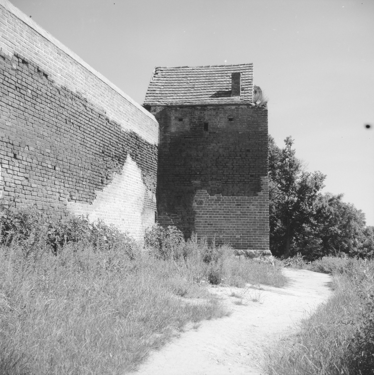 Mury miejskie z basztą. Dach dwuspadowy., skan 1