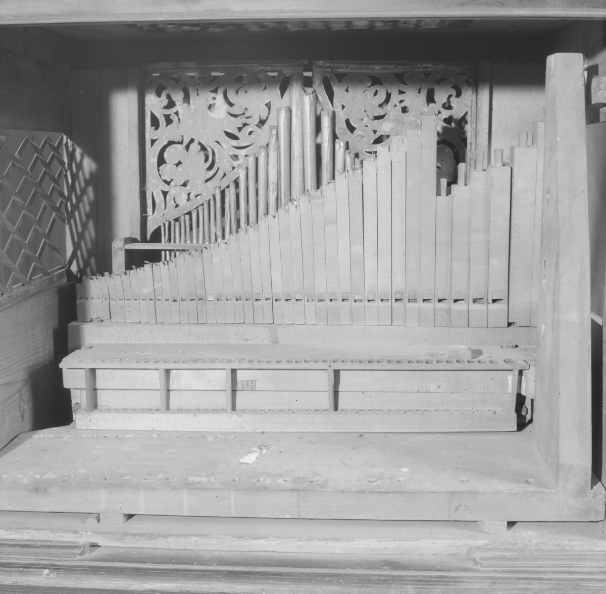 Klasztor ss. Klarysek - większy pozytyw szkatulny, detale obudowy oraz wnętrze, skan 1