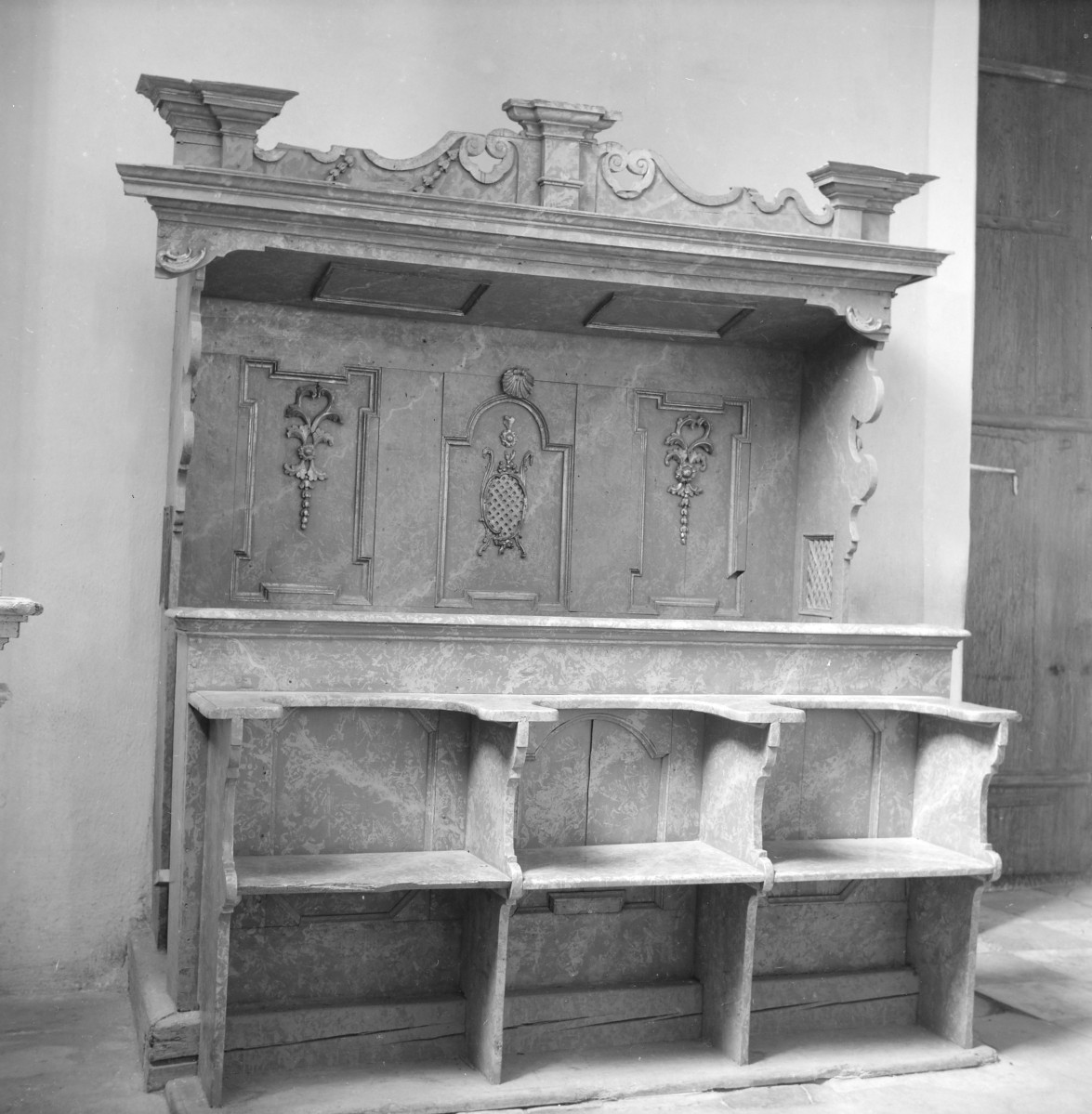 kościół podominikański pw. Najświętszej Marii Panny i św. Jacka - wnętrze: stalle, skan 1