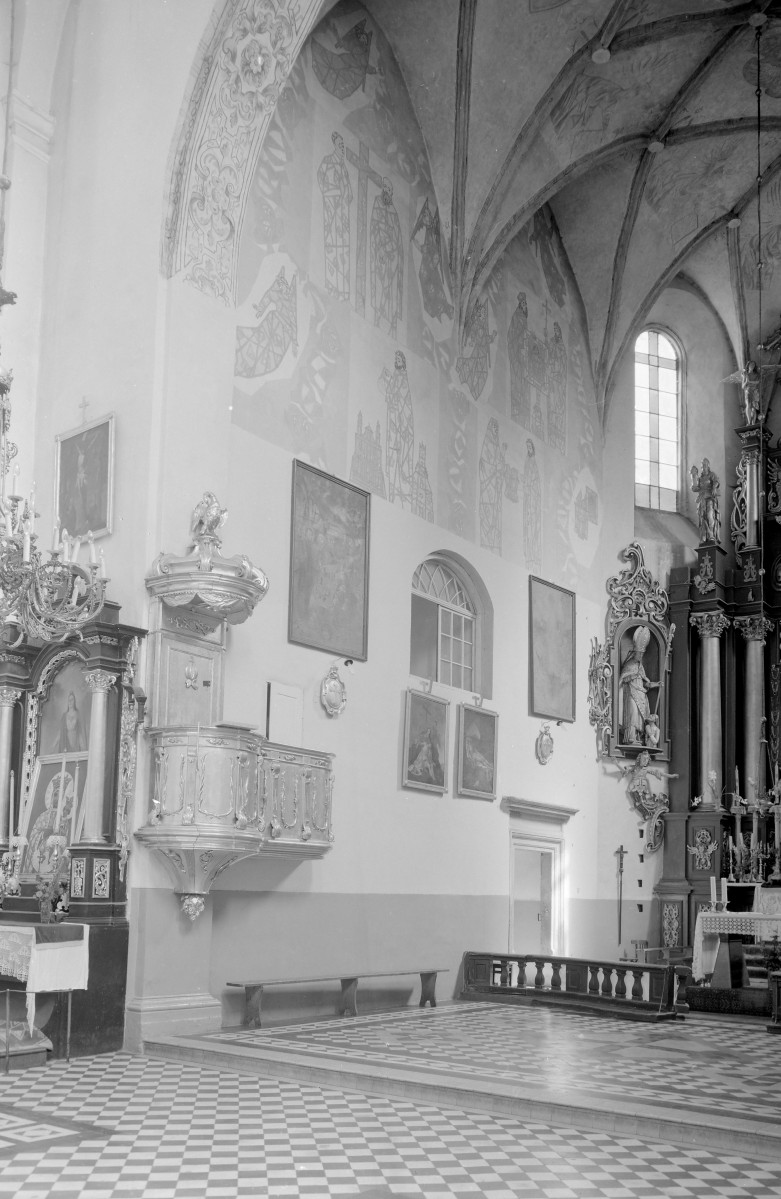 Kościół Trójcy Świętej i Narodzenia Najświętszej Maryi Panny - wnętrze: ściana nawy w prezbiterium, polichromie oraz ambona, skan 1