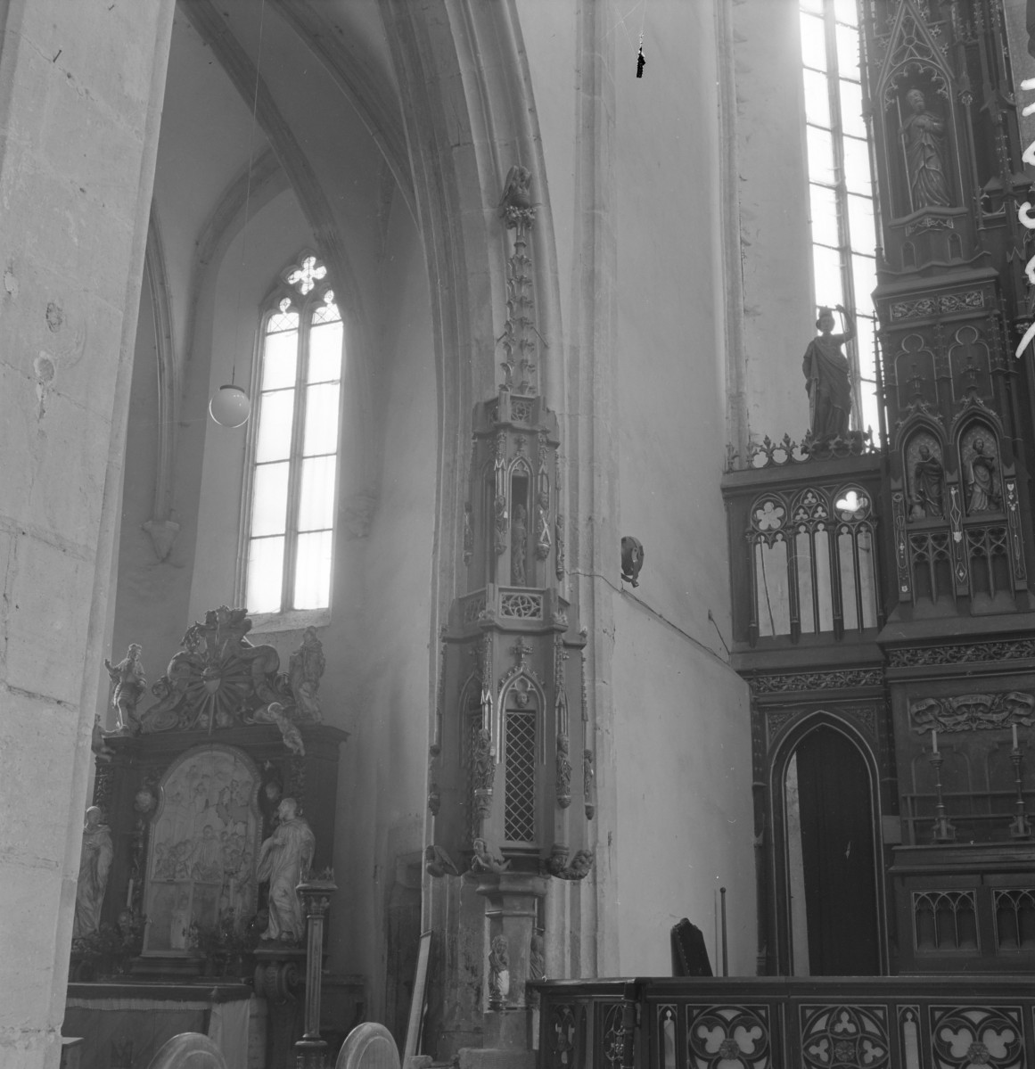 Bazylika pw. śś. ap. Piotra i Pawła - wnętrze: fragment ołtarza i tabernakulum ściennego, skan 1