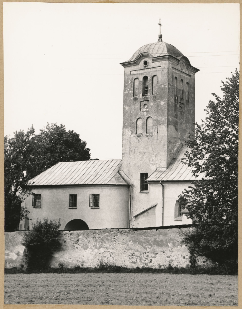 Zespół klasztorny - widok od strony płd. na wieżę i fragment  przyległej zabudowy, skan 1