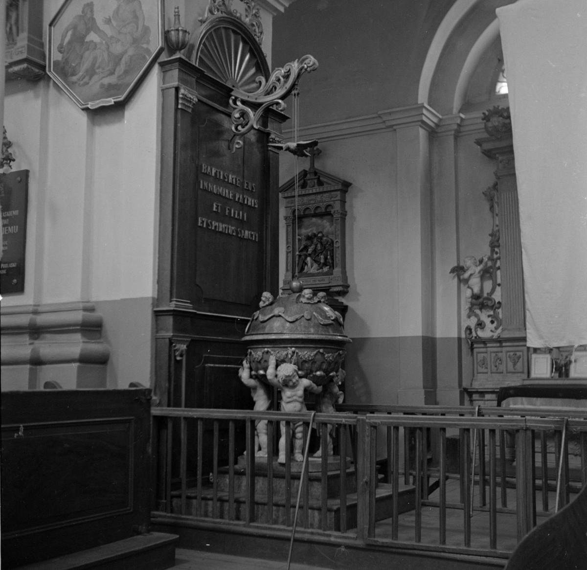 bazylika Mniejsza Świętej Trójcy - wnętrze: chrzcielnica, skan 1